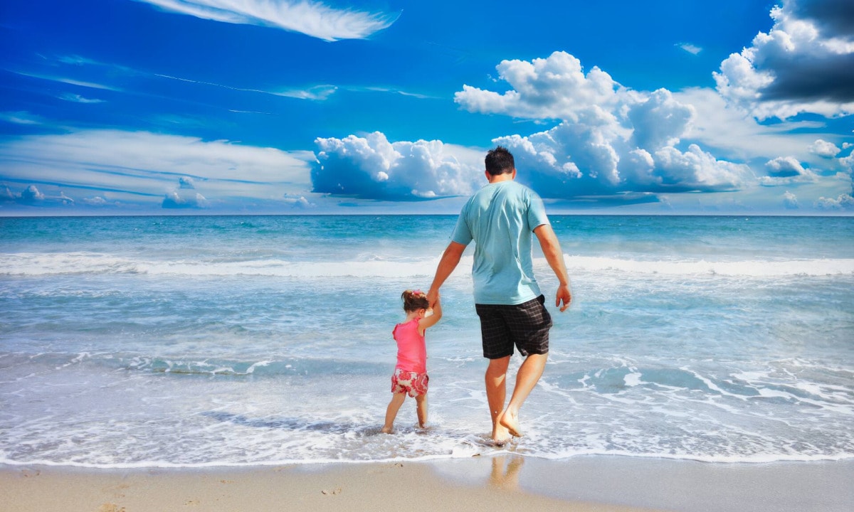 Vater mit seinem Kind am Strand der Nordsee