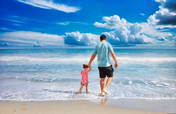 Vater mit seinem Kind am Strand der Nordsee