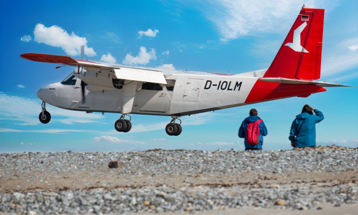 Die Helgoländer Düne: Ein Paradies für Camping, Strandliebhaber und Robben 8 Flugzeug hebt von der Landeband vom Helgoland Flugplatz ab