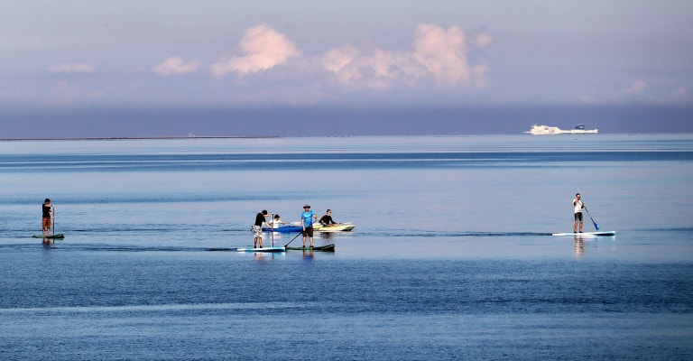 Standup paddling - wassersport an der Nordsee