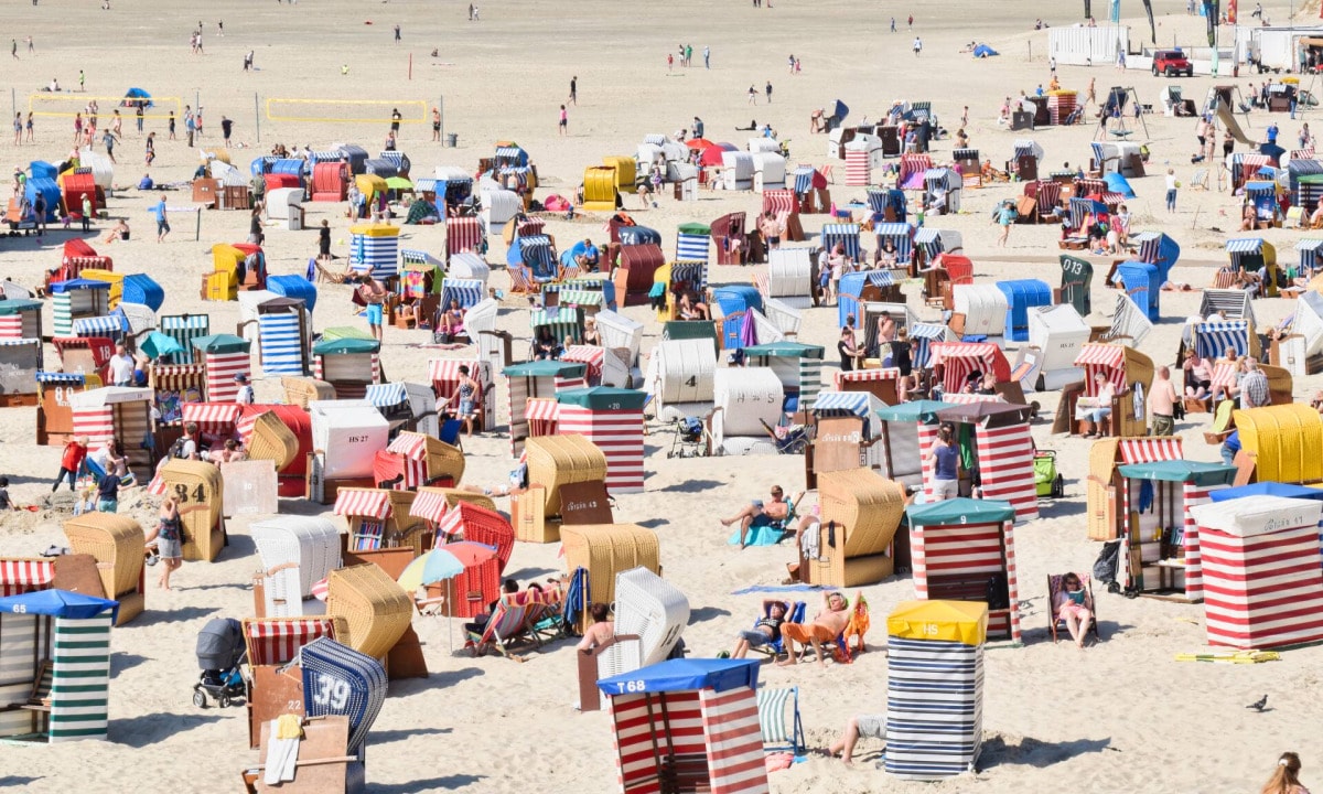 Ostfriesische Inseln 12 Strand von Borkum mit Touristen