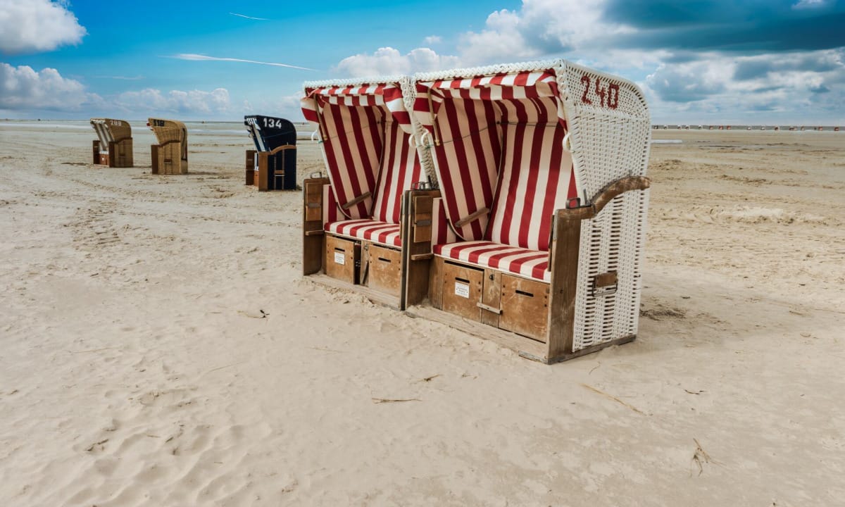 Sillas de playa rojas en la isla de Amrum, en el Mar del Norte